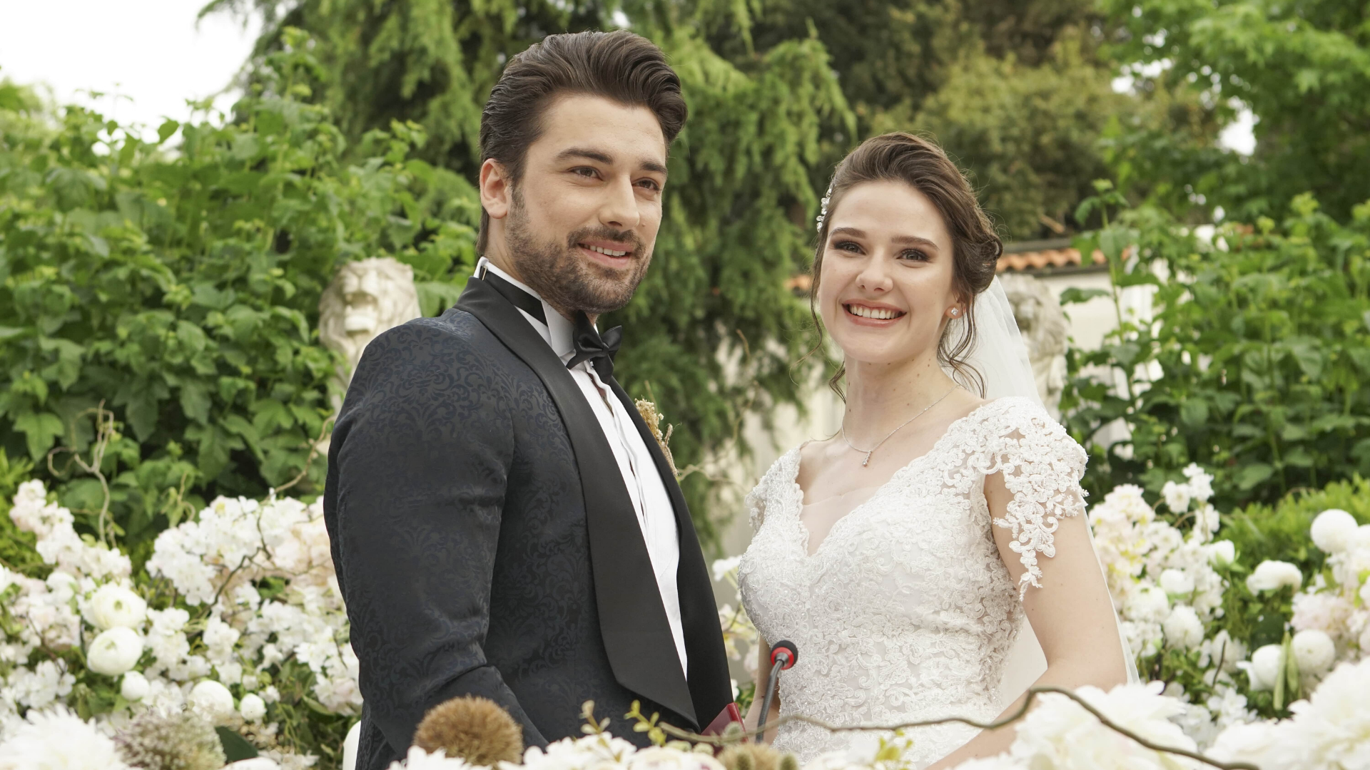 Cenk protege Azra hold my hand